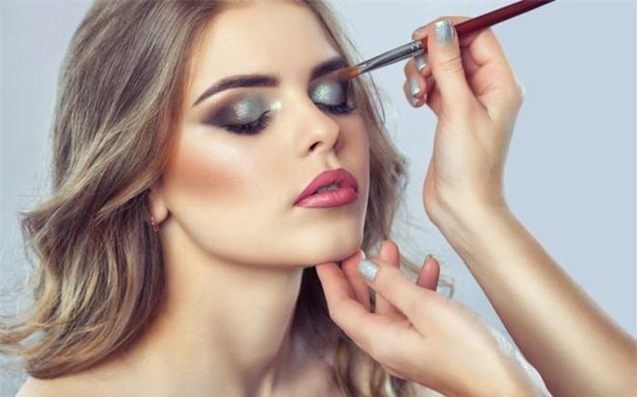 Lầm tưởng 5: Mụn xuất hiện khi bạn trang điểm thường xuyên. Thực tế, việc trang điểm không khiến mụn mọc. Tuy nhiên, một số thành phần trong các sản phẩm make-up như comodogenic lại gây ra vấn đề này. Bởi vậy, bạn nên tránh chọn loại chứa comodogenic vì chúng có thể làm tắc nghẽn lỗ chân lông, dẫn đến mụn. Ảnh:Cosmopolitan.