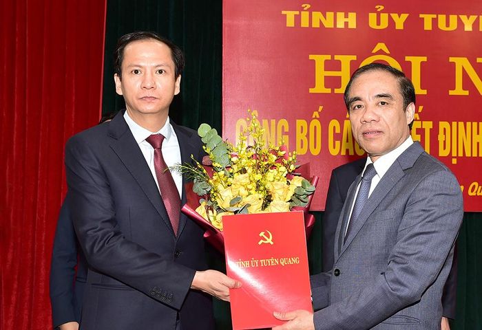 Đồng chí Bí thư Tỉnh ủy Chẩu Văn Lâm trao Quyết định cho đồng chí Giang Tuấn Anh.