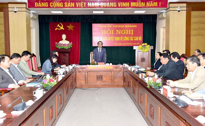 Đồng chí Bí thư Tỉnh ủy Chẩu Văn Lâm giao nhiệm vụ cho các đồng chí được bổ nhiệm, điều động.