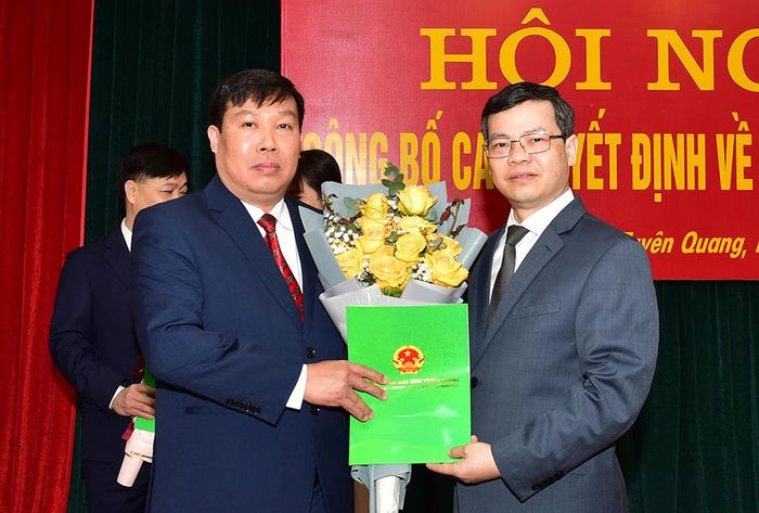 Đồng chí Chủ tịch UBND tỉnh Nguyễn Văn Sơn trao Quyết định cho đồng chí Hoàng Quốc Cường.