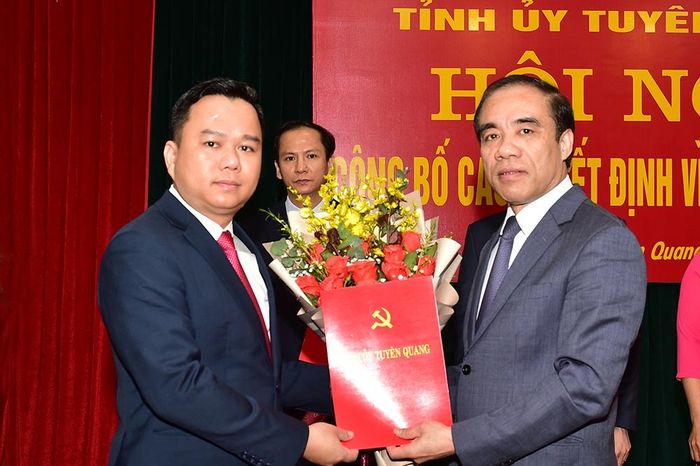 Đồng chí Bí thư Tỉnh ủy Chẩu Văn Lâm trao Quyết định cho đồng chí Đỗ Hùng Đức.