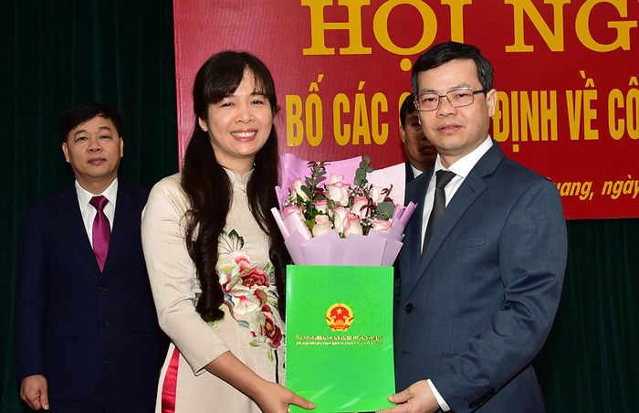 Đồng chí Chủ tịch UBND tỉnh Nguyễn Văn Sơn trao Quyết định cho đồng chí Hoàng Thị Thu Hiền.