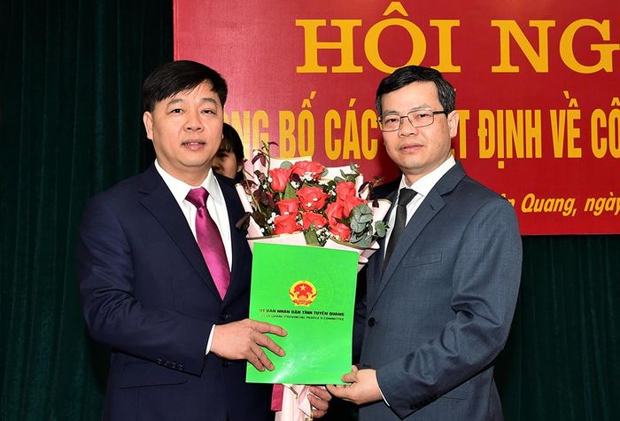 Đồng chí Chủ tịch UBND tỉnh Nguyễn Văn Sơn trao Quyết định cho đồng chí Đỗ Trung Kiên.
