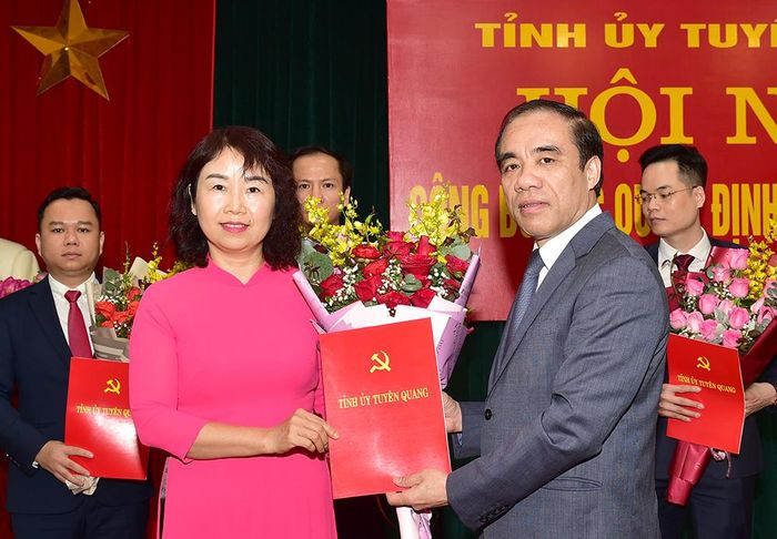Đồng chí Bí thư Tỉnh ủy Chẩu Văn Lâm trao Quyết định cho đồng chí Vương Thúy Hằng.