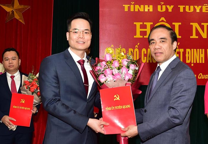 Đồng chí Bí thư Tỉnh ủy Chẩu Văn Lâm trao Quyết định cho đồng chí Ma Phúc Dự.