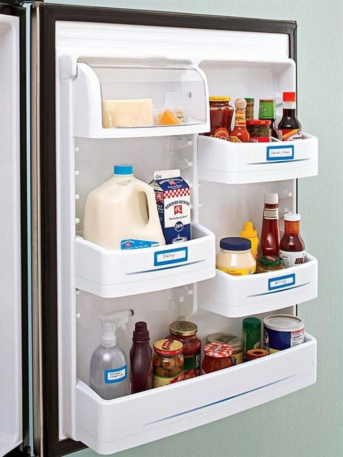 Một trong các mẹo sắp xếp tủ lạnh hiệu quả, ngăn nắp là dán nhãn cho các ngăn cửa để mọi người trong gia đình không bị nhầm lẫn. Điều này cũng giúp cho việc dọn dẹp, tìm kiếm nhanh chóng hơn rất nhiều.