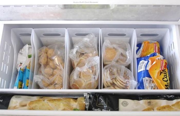 Với thịt, cá, bạn nên làm sạch và cắt sẵn thành các phần ăn, cho vào các túi zip, sau đó duỗi thẳng và cất bằng vào các hộp đựng. Mẹo nhà bếp này không những giúp bạn tiết kiệm thời gian chuẩn bị và nấu mà còn tiết kiệm rất nhiều không gian cho tủ lạnh. 