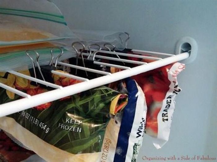 Những chiếc kẹp giấy sẽ giúp túi thực phẩm của bạn được đóng kín, đồng thời tận dụng tốt hơn không gian chết của tủ lạnh, ví dụ như những vị trí có móc treo hoặc khoảng trống ở từng ngăn.
