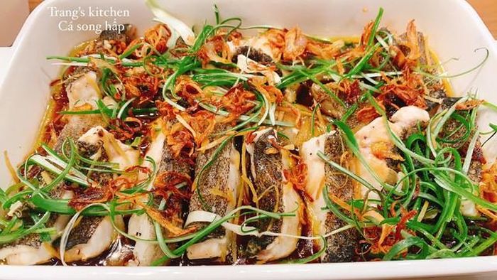 Sau khi hấp sơ lần 1 thì đổ nước cá đi cho hết mùi tanh