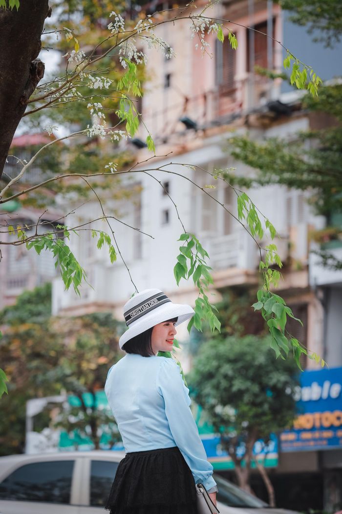 Vẻ đẹp tinh khiết của hoa Sưa khiến không ít người dân Thủ đô, khách du lịch thích thú. Mùa hoa sưa đã trở thành điểm nhấn để mọi người chụp ảnh, lưu lại những khoảnh khắc đẹp của Hà Nội. Ảnh: Phạm Anh.