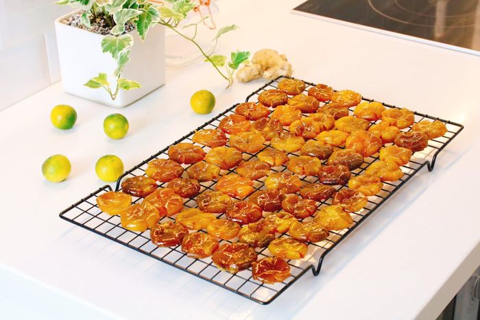  Trong quá trình sên, bạn nên để lửa nhỏ, đảo đều chảo để mứt thấm gia vi. Khi mứt chuyển màu cánh gián, bạn xếp ra khay sấy 60 độ trong vòng 30 phút. Món mứt đạt thành phẩm sẽ có sự hòa quyện của vị chua, ngọt, cay thơm, tan chảy trong cuống họng. 