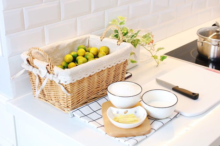  Nguyên liệu làm mứt tắc khá đơn giản, dễ tìm. Bạn chuẩn bị 1 kg tắc chín, mỏng vỏ, 300 gram đường phèn cùng một ít đường cát, muối, gừng cắt sợi. Những quả tắc chín mọng, màu vàng đậm sẽ giúp món mứt đẹp mắt và ngon hơn. 