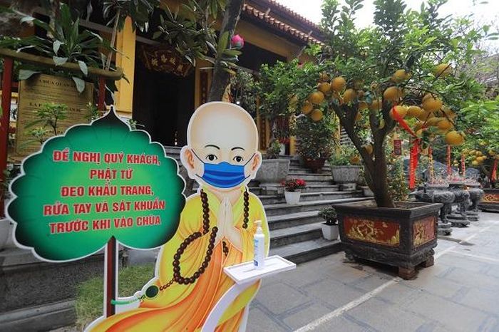  Tại nhiều vị trí, chùa Quán Sứ có các bảng thông báo đề nghị quý khách, phật tử đeo khẩu trang, rửa tay và sát khuẩn trước khi vào chùa.