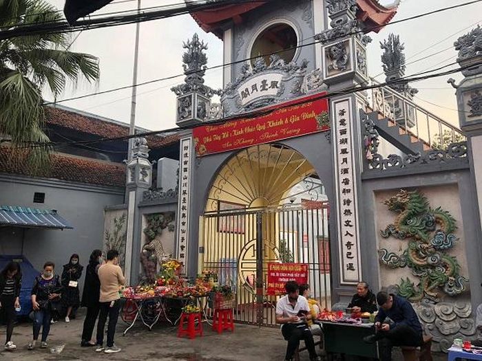  Ngoài 2 chùa Phúc Khánh và Quán Sứ, các cơ sở thờ tự ở Hà Nội vẫn đóng cửa, người dân đều vái vọng ở ngoài. Ảnh ghi nhận tại Phủ Tây Hồ ngày 6/3.