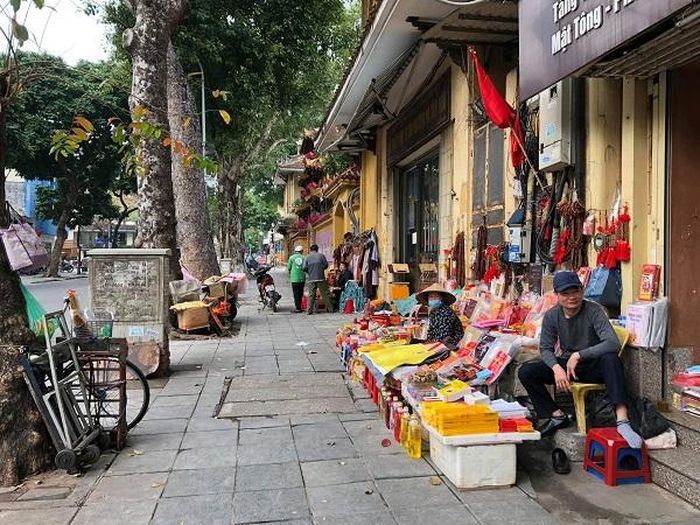  Bên ngoài chùa Quán Sứ, các cửa hàng kinh doanh phục vụ công chúng đi chùa đã hoạt động trở lại. Chùa Quán Sứ cũng đã có những thông báo về việc tổ chức các khóa lễ thời gian tới.