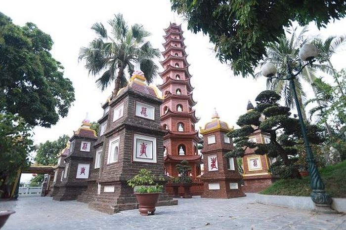  Chùa Trấn Quốc được vệ sinh sạch sẽ, sẵn sàng đón khách vào ngày 8/3.