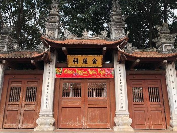  Đình Kim Liên đóng cửa, tiến hành vệ sinh khử khuẩn. Theo bảo vệ của Đình, di tích sẽ chỉ mở cửa lại khi có chỉ thị của cơ quan chức năng.