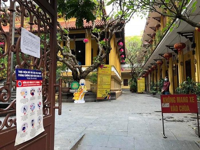  Hiện nay, chùa Quán Sứ mới mở một cửa phụ. Trên cửa ra vào, chùa Quán Sứ có dán các thông báo về phòng, chống dịch Covid-19; thông điệp 5K của Bộ Y tế.