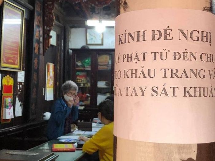  Bên trong chùa, nhà chùa dán nhiều thông báo yêu cầu người dân chấp hành phòng, chống dịch Covid-19.