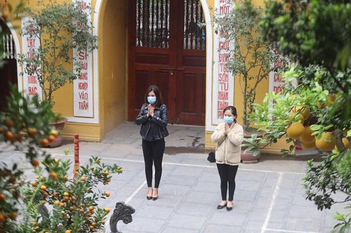  Người dân chấp hành nghiêm quy định phòng, chống dịch Covid-19 khi tham quan, đi chùa. Trong ảnh, người dân đeo khẩu trang và đảm bảo giãn cách.