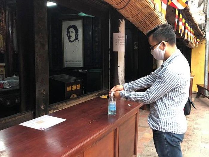  Nước rửa tay sát khuẩn được đặt ở nơi dễ thấy, để du khách tiện sử dụng.