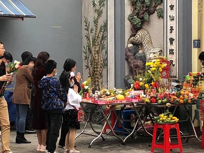  Nhiều du khách thắc mắc về việc Phủ Tây Hồ mở cửa cho người ra vào, nhưng theo tìm hiểu của phóng viên, họ chủ yếu là bảo vệ, nhân viên Ban Quản lý di tích đến làm vệ sinh, khử khuẩn để chuẩn bị cho ngày mở cửa di tích vào ngày 8/3.