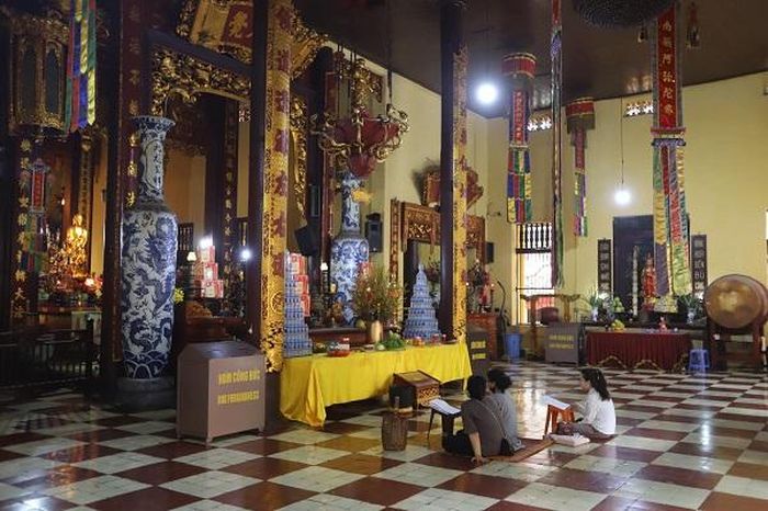  Trong ngày đầu tiên mở cửa đón khách, lượng người đến chùa Quán Sứ còn thưa vắng.