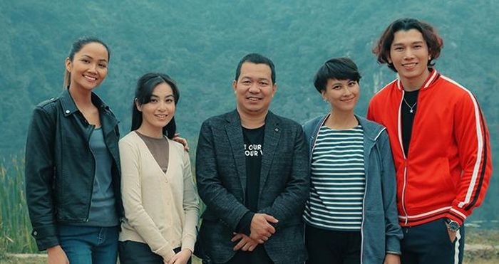 Đạo diễn Lương Đình Dũng và các diễn viên phim "578: Phát đạn của kẻ điên"