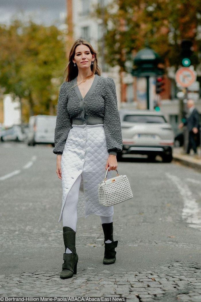 3. Họ mặc áo cardigan thay vì áo sơ mi: Phụ nữ Pháp thường có cách phối đồ khác biệt. Họ thường tạo nên sự độc lạ cho các bộ đồ để tránh sự nhàm chán.