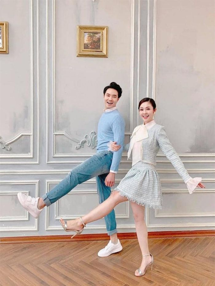 Trong khi Đức Hiếu gây ấn tượng với ngoại hình thư sinh, điển trai thì Thùy Linh được mệnh danh là nữ MC có nụ cười đẹp nhất VTV.