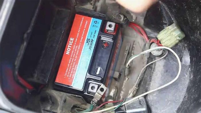Để ắc quy hoạt động được bền, bạn không lắp thêm các thiết bị điện khác trên xe