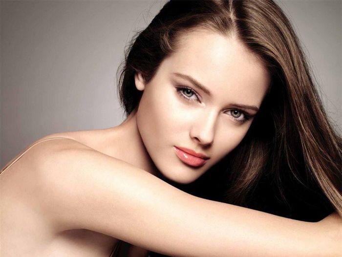 Cải thiện làn da của bạn: Vỏ chuối chứa rất nhiều chất chống oxy hóa tốt cho làn da. Để giảm thiểu sự xuất hiện của các nếp nhăn và mụn trứng cá, bạn chỉ cần chà vỏ chuối trực tiếp lên da và rửa lại mặt sau 30 phút.