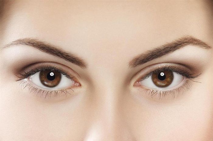 Giúp mắt khỏe hơn: Thành phần đặc biệt của vỏ chuối giúp mắt tốt hơn là lutein. Đây là một chất chống oxy hóa mạnh mẽ có thể vô hiệu hóa các gốc tự do gây hại, cũng như che chắn mắt khỏi bức xạ UV từ ánh sáng mặt trời.
