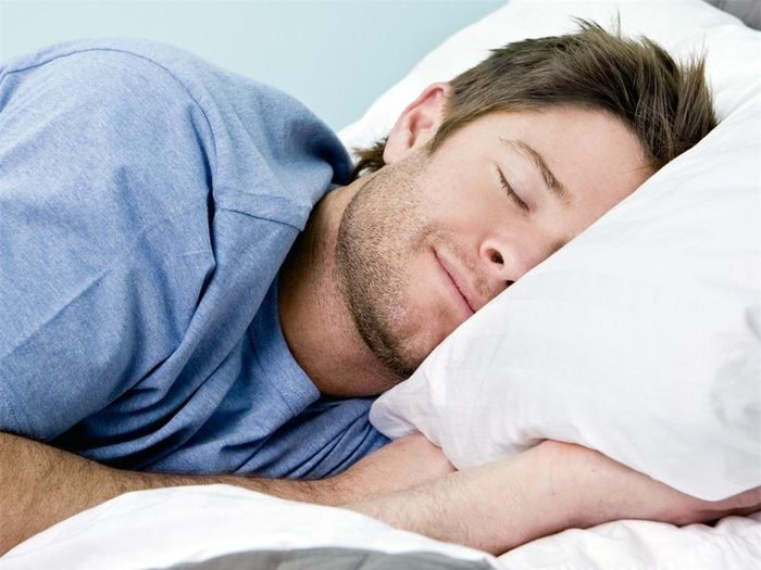 Ngủ ngon hơn: Tryptophan và serotonin là hai chất được tìm thấy trong vỏ chuối có tác dụng cải thiện giấc ngủ một cách tự nhiên, giúp bạn thư giãn dễ đi vào giấc ngủ hơn.Vì vậy, ăn một ít vỏ chuối trước khi đi ngủ có thể giúp bạn có giấc ngủ sâu hơn và chất lượng hơn.