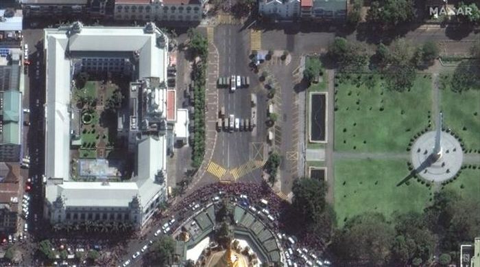 Đám đông biểu tình và lực lượng an ninh xuất hiện gần Tòa thị chính ở Yangon. (Ảnh: Guardian)