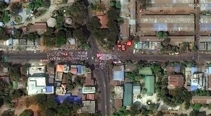 Người biểu tình tập trung trên một con phố ở Mandalay. Mandalay là một trong những thành phố chứng kiến phong trào biểu tình chống đảo chính mạnh mẽ nhất ở Myanmar. (Ảnh: Guardian)