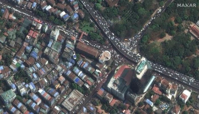 Đám đông biểu tình tập trung ở Trung tâm Hledan, Yangon hồi tháng 2. (Ảnh: Guardian)
