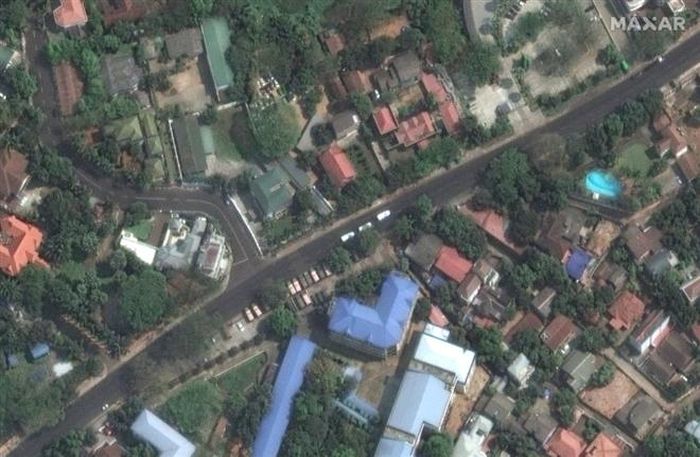 Lực lượng an ninh tập trung được bố trí gần Đại sứ quán Mỹ ở Yangon. (Ảnh: Guardian)