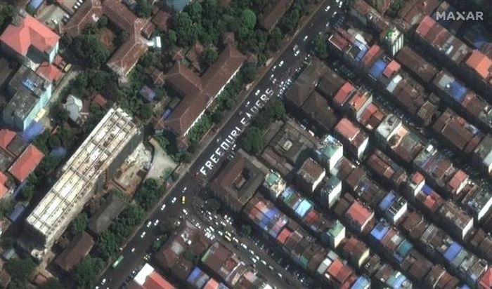 Người biểu tình kêu gọi thả tự do cho Cố vấn an ninh nhà nước Aung San Suu Kyi cùng nhiều quan chức chính phủ. Trước việc số thương vong trong các cuộc biểu tình tiếp tục gia tăng, Liên hợp quốc cùng nhiều quốc gia kêu gọi quân đội Myanmar ngừng các hành động trấn áp người biểu tình (Ảnh: Guardian)