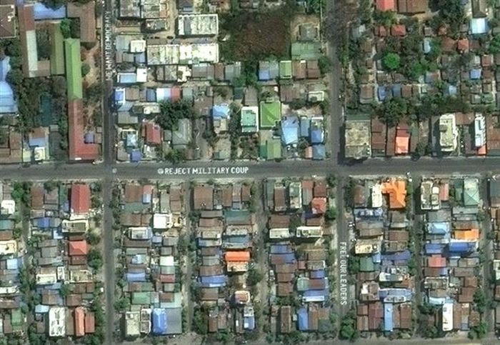 Thông điệp phản đối chính quyền quân sự được sơn trắng trên một con phố ở Mandalay. Theo Liên hợp quốc, ít nhất 54 người thiệt mạng và hơn 1.700 người bị quân đội Myanmar bắt giữ kể từ khi xảy ra chính biến. (Ảnh: Guardian)