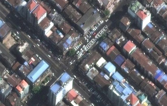 Người biểu tình gửi đi thông điệp đòi dân chủ thông qua dòng chữ viết trên một con phố ở Yangon. (Ảnh: Guardian)