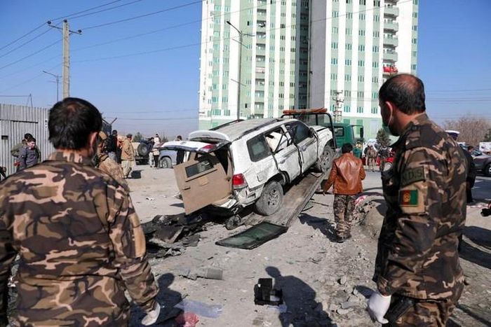 Lực lượng an ninh Afghanistan tại hiện trường vụ nổ bom từ tính khiến Phó Thống đốc Kabul Mahbubullah Mohibi thiệt mạng vào tháng 12-2020