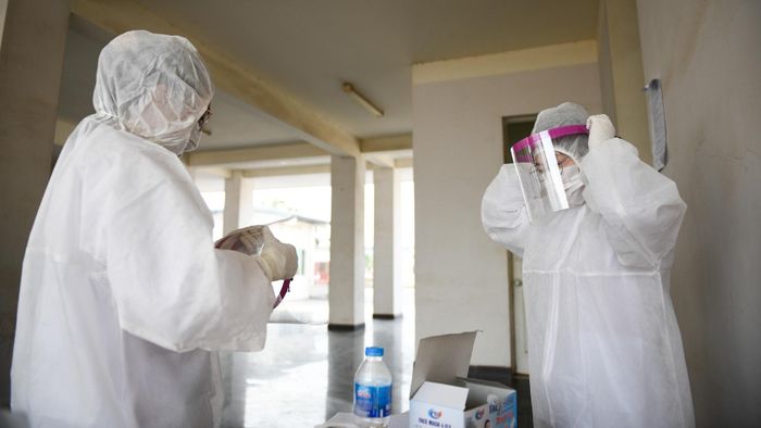 Bộ Y tế ưu tiên tiêm vaccine cho 13 tỉnh, thành có dịch và cơ sở điều trị bệnh nhân Covid-19. Ảnh: Thạch Thảo.