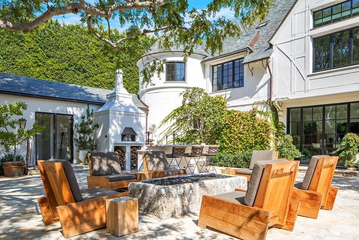  Căn biệt thự có diện tích khoảng 970 m2 với 5 phòng ngủ và 9 phòng tắm. Ellen DeGeneres mua ngôi nhà này vào năm 2019 với giá 42,5 triệu USD. 