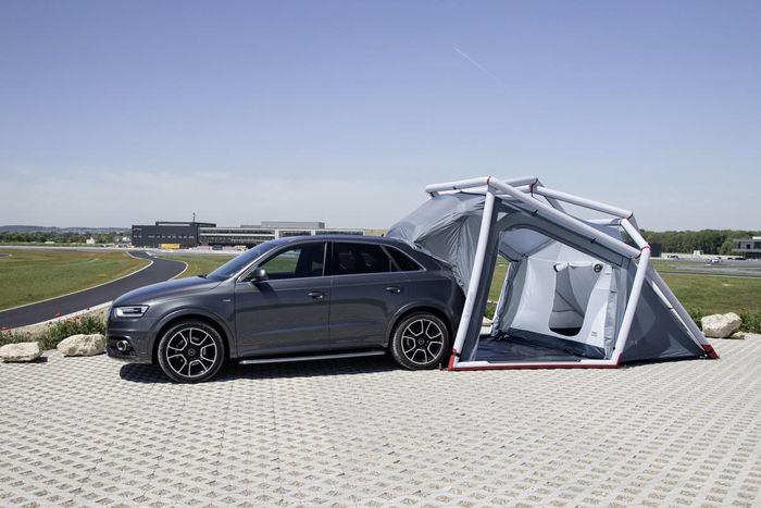 Năm 2015, Audi từng giới thiệu mẫu lều cắm trại di động có giá khoảng 1.700 USD dành. Sản phẩm này dành cho các chủ xe thích dã ngoại và phù hợp với những dòng SUV của Audi như Q3, Q5 và Q7. Tổng khối lượng của chiếc lều là 13 kg và có thể xếp gọn vào khoang hành lý của xe. Khi cần hạ trại, người dùng chỉ cần mở máy bơm cầm tay để bơm đầy bộ khung cố định là các ống hơi. Chiếc lều của Audi có khả năng chống nước và trang bị đèn chiếu sáng được cấp điện từ xe. 