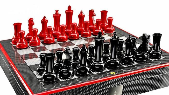  Song song với những mẫu siêu xe hàng đầu thế giới, Ferrari đã nhiều lần khiến giới điệu mộ ngạc nhiên khi giới thiệu những món đồ lưu niệm độc đáo và đắt đỏ. Một ví dụ điển hình là bộ cờ vua làm có giá 2.000 USD. Bộ cờ này có phần vỏ được phủ sợi carbon, các ô ca-rô được tráng ceramic cao cấp trong khi 32 quân cờ làm từ gỗ sơn bóng 2 màu đỏ và đen. Sản phẩm này được bán giới hạn vào năm 2014 và hiện tại đã hết hàng. 