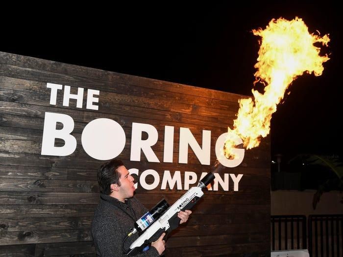  Năm 2018, công ty dịch vụ đường hầm cao tốc The Boring Company cho lên kệ súng phun lửa Not-A-Flamethrower với giá 500 USD. Toàn bộ 20.000 khẩu súng được bán hết, giúp công ty thu về 10 triệu USD. Từ năm 2020, những chiếc súng này đã có mặt trong ít nhất 3 vụ tịch thu vũ khí của cảnh sát. Elon Musk bày tỏ sự hối hận khi đặt tên súng, kêu gọi người dùng đừng mua nhưng “không thể ngăn cản”. Ảnh: Reuters. 