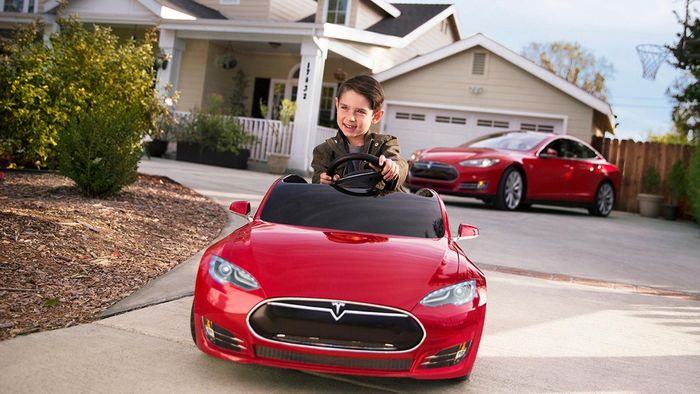  Phiên bản Tesla Model S mini dành cho trẻ em được bán với giá 600 USD. Chiếc xe có thể đạt tốc độ 9,6 km/h, kèm hệ thống phát nhạc MP3, đèn pha và còi. Tesla cũng từng ra mắt My First Model Y, phiên bản thu nhỏ của mẫu xe Model Y cho trẻ từ 1,5-4 tuổi. Ảnh: Motor1. 