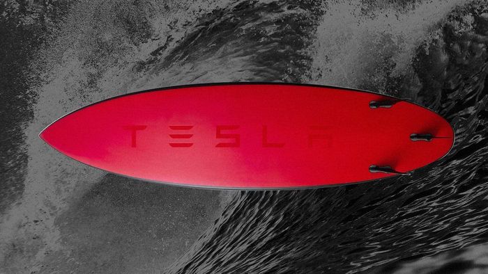  Chiếc ván lướt sóng được Tesla ra mắt năm 2018 với giá 1.500 USD, chỉ có 200 chiếc được sản xuất. Sản phẩm làm từ sợi carbon, màu đỏ và đen bóng tương tự xe của Tesla. Người mua cần chờ 10 tuần để nhận hàng vì mỗi chiếc được sản xuất theo từng đơn. Trên eBay, một số người đang bán lại chiếc ván với giá lên đến 12.000 USD. Ảnh: Tesla. 