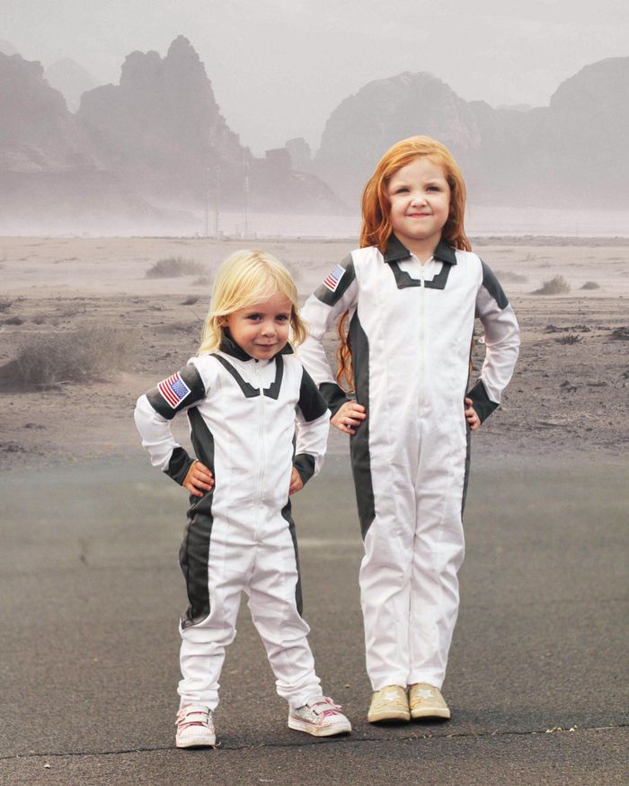 Áo khoác phi hành gia cho trẻ em với logo công ty không gian SpaceX đang được bán với giá từ 45 USD, nhiều kích cỡ cho trẻ sơ sinh đến 5 tuổi. Ảnh: SpaceX.